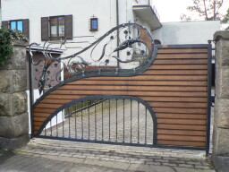 Motorová brána s poupaty